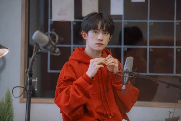 易烊千玺毕业歌上线,自曝大学生活有一个遗憾,与哪些因素有关?