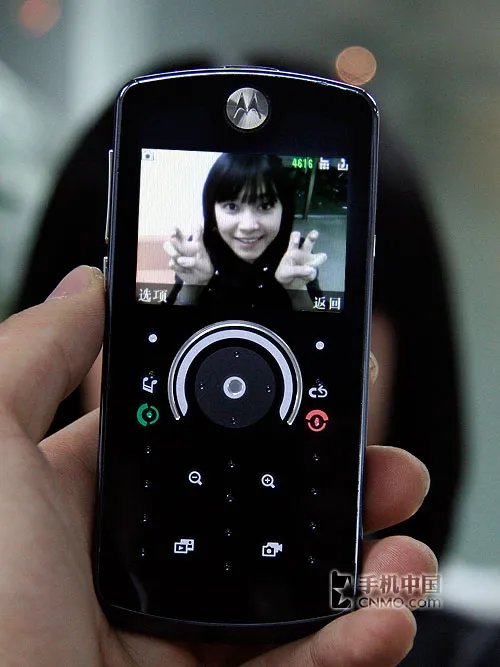 魔幻音乐手机 零售版摩托罗拉E8评测