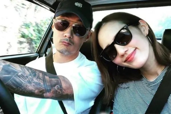 余文乐520晒照表白妻子,你知道他妻子是哪位吗?