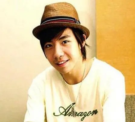 灏明烧伤前后的照片对比 面部疤痕明显