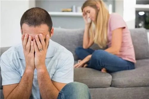 在大多数感情里，为什么男生越爱越浅，女生却越陷越深？