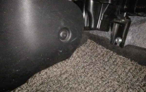 汽车中央扶手卡扣我位置环了怎么修复