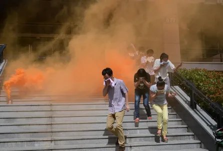 桂林一小区发生火灾，民房起火该如何自救？