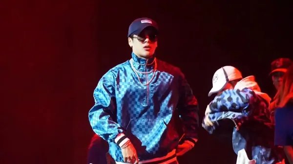 王嘉尔正式成为世界级舞团Kinjaz的成员，对他来说意味着什么？