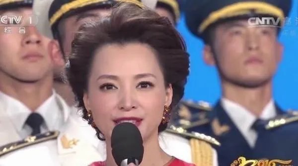 如何评价董卿的长相?