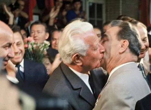 勃列日涅夫之吻是怎么回事？他吻过铁娘子吗