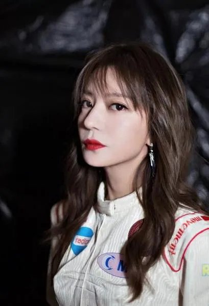 大方脸女孩适合什么发型呀？