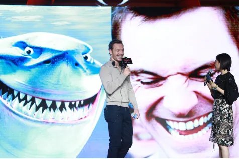 法鲨性感亮相《刺客信条》中国首映式