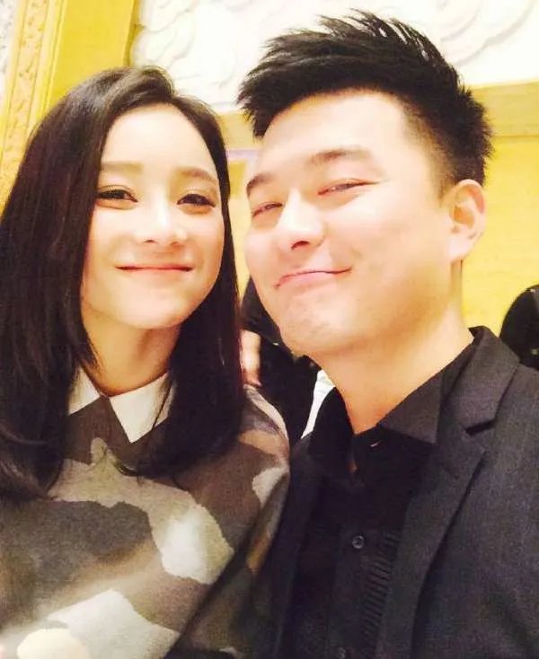 他苦追袁姗姗四年，后与王鸥订婚，还是杨幂同学，他究竟是谁？