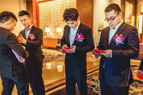 伴郎服租赁价格贵吗 服装由谁买合适