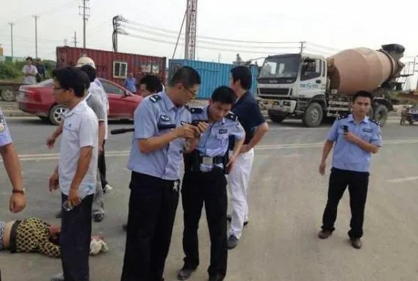 警察拔枪对民工示威 副局长振臂一挥“给我打”