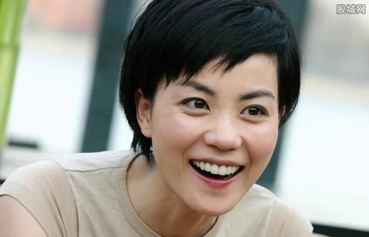 王菲女儿激吻女生 实属正常现象不需要大惊小怪