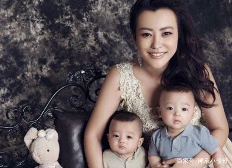 郝蕾双胞胎儿子正面颜值罕见曝光，孩子继承了父母的哪些优点？