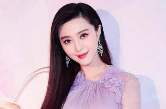 李晨分手后首现身笑容满面，会不会让网友觉得他无情？