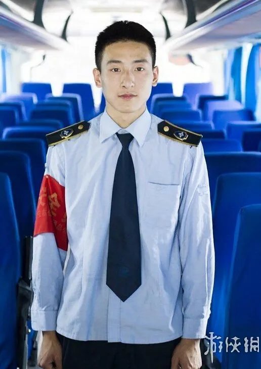 西安公交车现最帅售票员 颜值爆表似吴彦祖走红网络