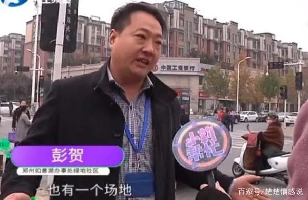 大妈跳广场舞被撵,怒找记者求助,记者:500米都走不动吗?你怎么看?