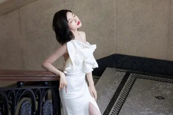 毛晓彤缎面露背鱼尾裙亮相盛典红毯，她的这个造型怎么样？