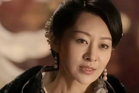 53岁许晴新片被换脸，出演的角色遭全面除名，究竟发生了什么？