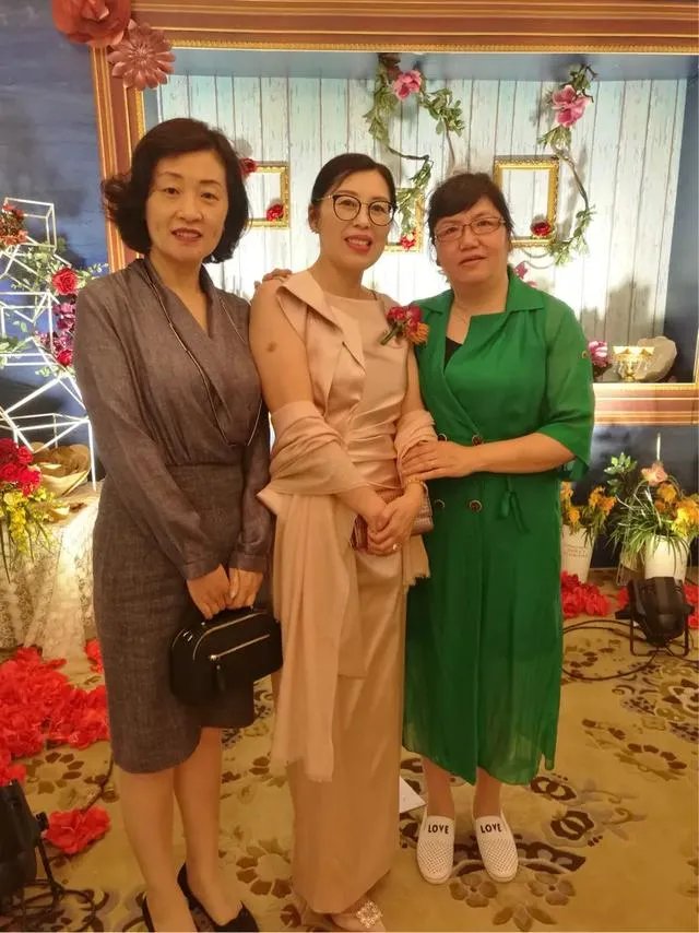 大家能否推荐下适合职场女性的服装品牌？穿上走路带风那种？