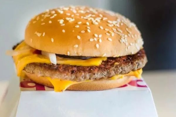 麦当劳回应顾客投诉汉堡发臭是芝士味道，对此你有何看法？