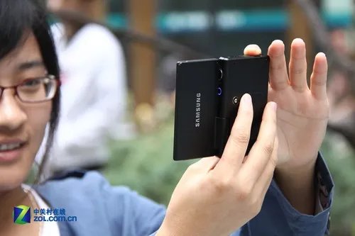 三星首款翻转屏自拍神器 MV800评测