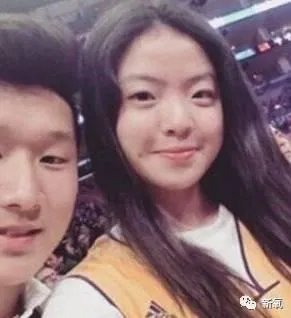 王中磊闺女晒长腿照，娱乐圈大佬们的千金都长什么样？