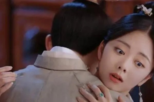 谭松韵在机场,粉丝送面粉求体面,当时她有何反应?