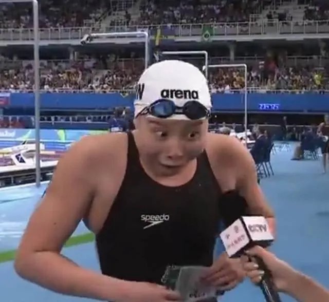 傅园慧接受采访被称“行走的表情包”，她这样做对吗？