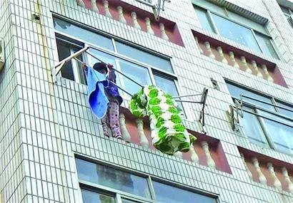 镇江市女孩跳楼被救还责怪消防官兵多管闲事了吗？