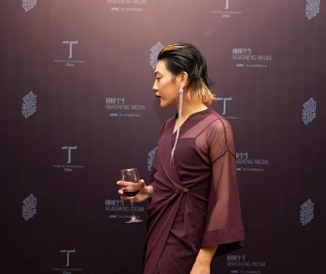 姜思达穿露背长裙现身街头,蓝眼影红指甲,不伦不类的穿衣自由,你怎么看?