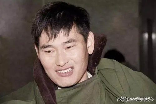 大衣哥家门被踹上热搜，如何看待大衣哥村子里的人？