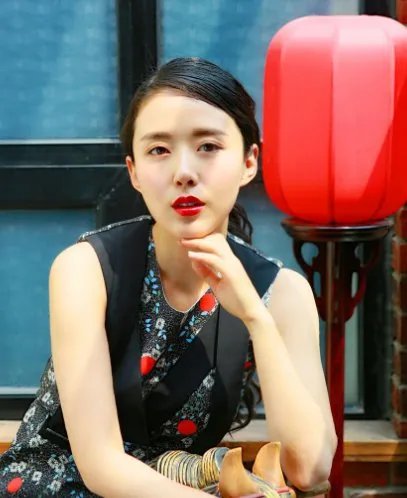 她是赵薇同学，曾被曝靠潜规则上位，你认识她吗？