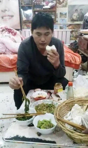 大衣哥家门被踹上热搜，如何看待大衣哥村子里的人？