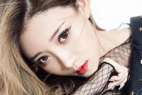 小伊伊个人资料简介 和男朋友在快手玩high社会摇