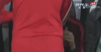 冯潇霆被恒大下放至预备队后，众多体坛大佬纷纷为其鸣不平，这种抱团方式你怎么看？