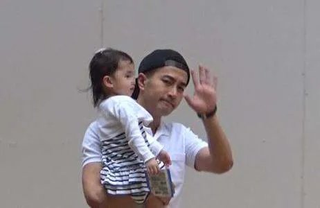 小糯米正面照疯传，五官精致的她更像谁？