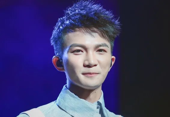 周深为保护嗓子,不吃土豆丝、米饭剪掉两头尖,和郭德纲有啥关系?