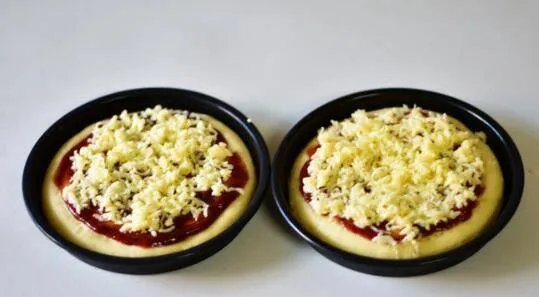 家庭烤箱烤披萨的做法