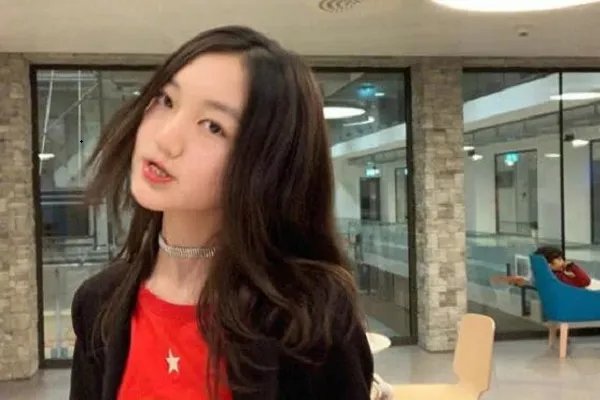 李嫣曾被指“十三岁去过夜店”，此事从何说起？