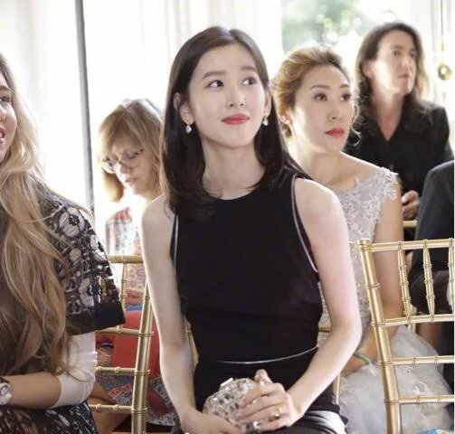 奚梦瑶章泽天朋友聚会美女成群，两人谁的气质更好？