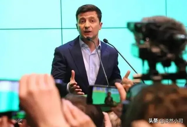 泽连斯基向普京发出邀请，希望举行有美国总统在场的三方会谈，他的愿望能实现吗？