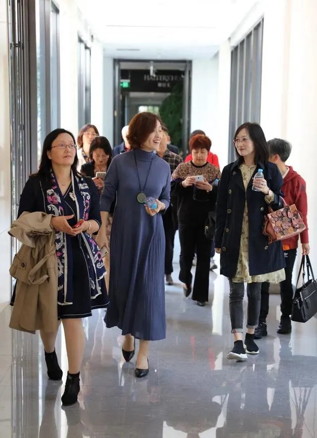 大家能否推荐下适合职场女性的服装品牌？穿上走路带风那种？