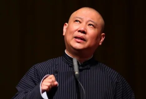 周深为保护嗓子,不吃土豆丝、米饭剪掉两头尖,和郭德纲有啥关系?