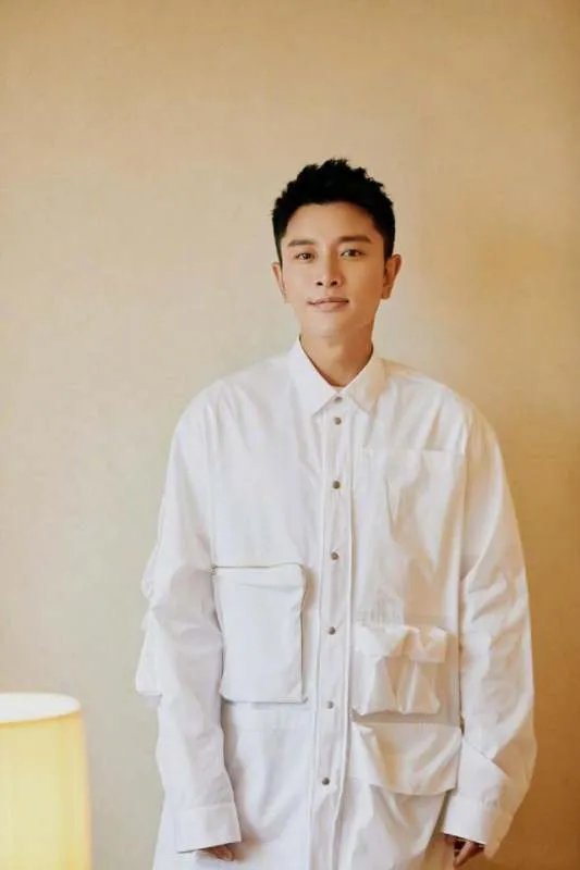 贾乃亮接甜馨放学照曝光，贾乃亮不舍地拉着女儿，画面温情满满你羡慕吗？