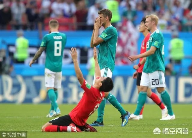 日本队打败了哥伦比亚，韩国队打败了卫冕冠军德国队，你认为中国的国足出路在哪里？