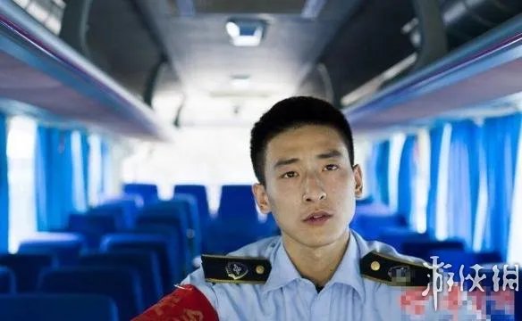 西安公交车现最帅售票员 颜值爆表似吴彦祖走红网络