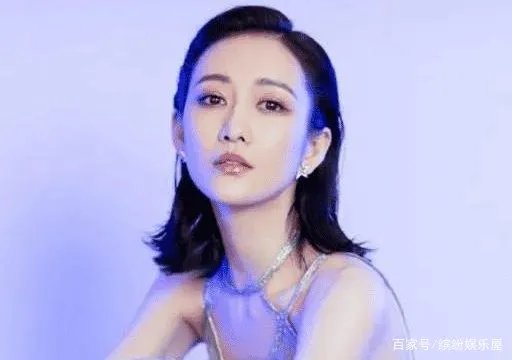 王鸥被小鲜肉探班，两人酒店过夜后挽手出门，是恋情曝光了吗？