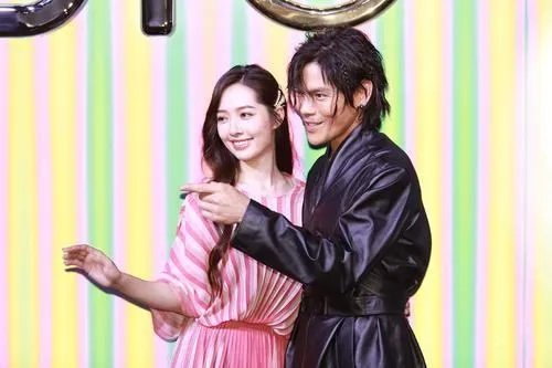 向佐郭碧婷婚礼都邀请了哪些大佬参加？