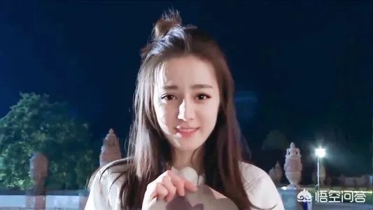 如何评价迪丽热巴?网上公布的迪丽热巴的年龄是不是真的呢?