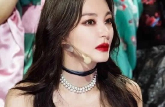 张雨绮光脚跳屋顶着火 网友：这哪是屋顶着火分明就是人间仙火啊！